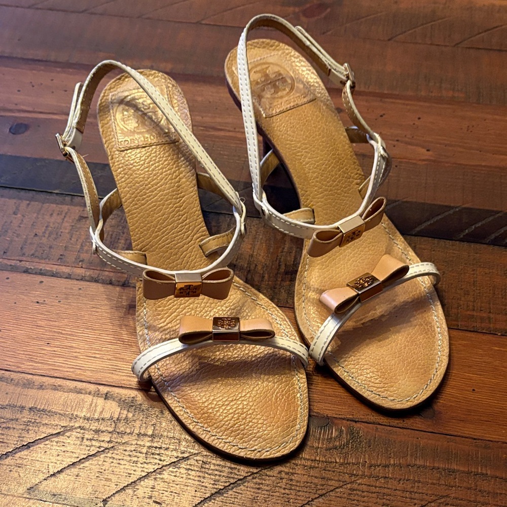 Tory Burch Women’s Beige Bow Strap Sandals in size 9